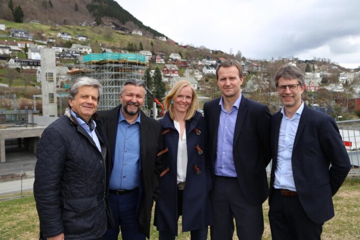 Fra venstre Trond Rusten, prosjektdirektør i Bane NOR Eiendom, Svein Arild Steen-Mevold, adm. dir Scandic Hotels Norge, Connie Nyhaven, prosjektleder Bane NOR Eiendom, Tore Odfjell, daglig leder Odfjell Eiendom og Hans Erik Ringkjøb, ordfører Voss kommune. (Foto: Scandic Hotels) Fra venstre Trond Rusten, prosjektdirektør i Bane NOR Eiendom, Svein Arild Steen-Mevold, adm. dir Scandic Hotels Norge, Connie Nyhaven, prosjektleder Bane NOR Eiendom, Tore Odfjell, daglig leder Odfjell Eiendom og Hans Erik Ringkjøb, ordfører Voss kommune. (Foto: Scandic Hotels)