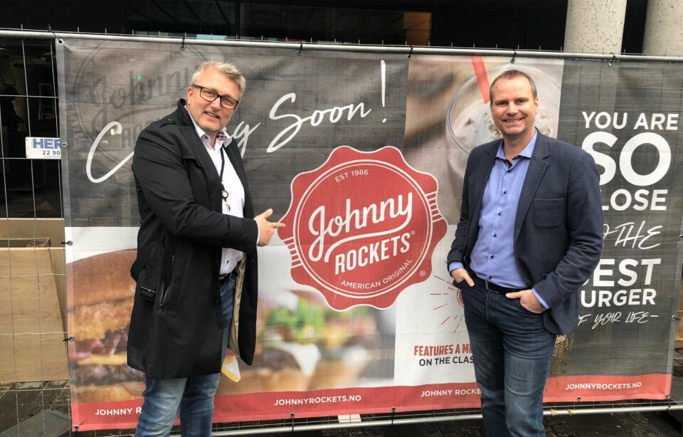 Jon-Erik Kristiansen (til venstre) og Anders Nilsson er klare for åpning av Norges første Johnny Rockets-restaurant i Storgata i Oslo. (Foto: Johnny Rockets)