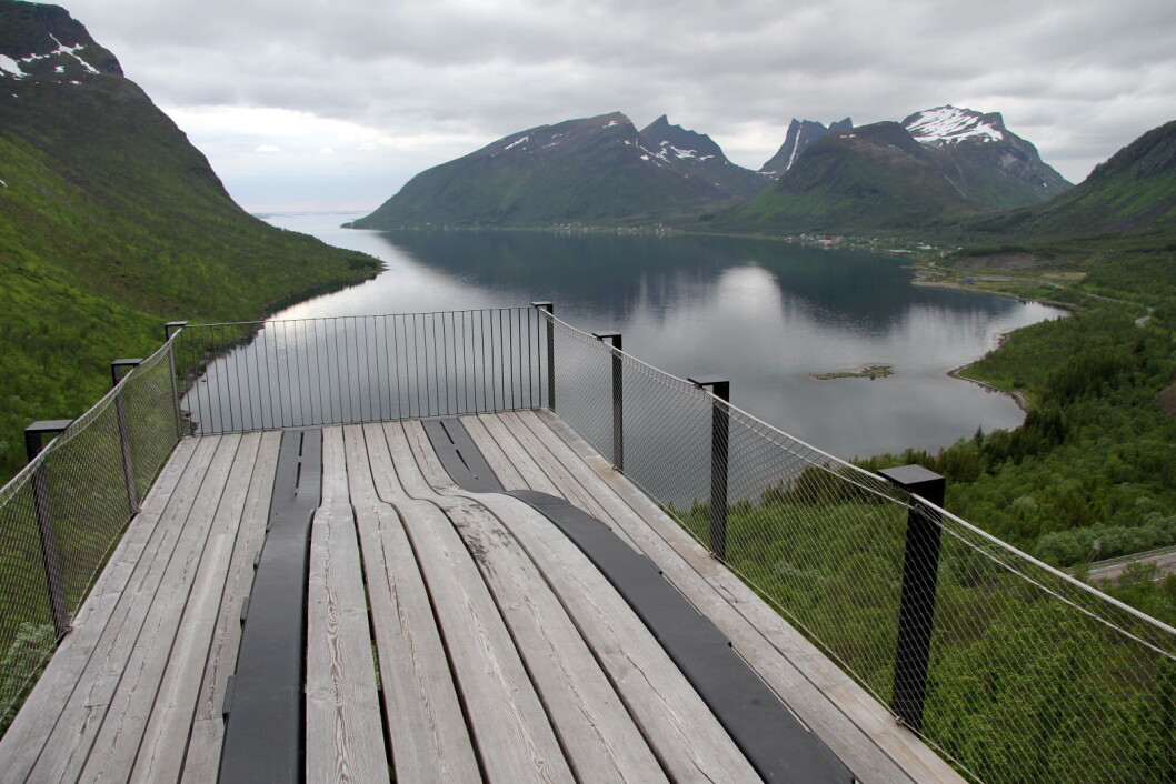 Bergsbotn rasteplass innerst i fjorden med utsikt mot Bergsbotn og Skaland (lengst borte ytterst på odden). (Foto: Morten Holt) Bergsbotn rasteplass innerst i fjorden med utsikt mot Bergsbotn og Skaland (lengst borte ytterst på odden). (Foto: Morten Holt)
