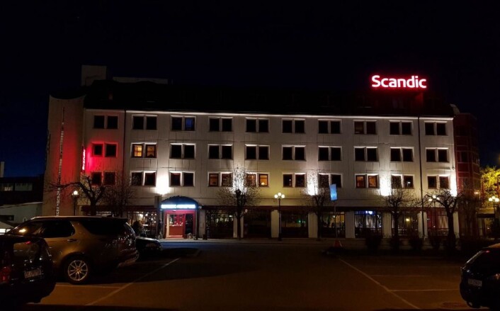 Scandic Hønefoss i kveldslys. (Foto: Scandic Hotels) Scandic Hønefoss i kveldslys. (Foto: Scandic Hotels)