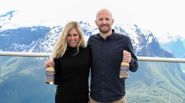 Gründer Øyvind Løkling sammen med Janne Endal Andersson, som står for festen på Hoven Loen, og er Fjording-ambassadør. (Foto: Fjording) Gründer Øyvind Løkling sammen med Janne Endal Andersson, som står for festen på Hoven Loen, og er Fjording-ambassadør. (Foto: Fjording)
