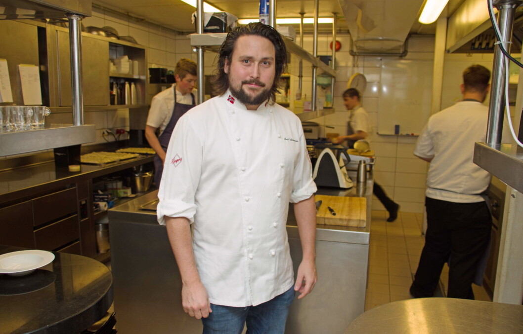 Arnt Johannessen roser gode kolleger på kjøkkenet og mener dyktige kokker er bra for de mange lærlingene. (Foto: Georg Mathisen) Arnt Johannessen roser gode kolleger på kjøkkenet og mener dyktige kokker er bra for de mange lærlingene. (Foto: Georg Mathisen)