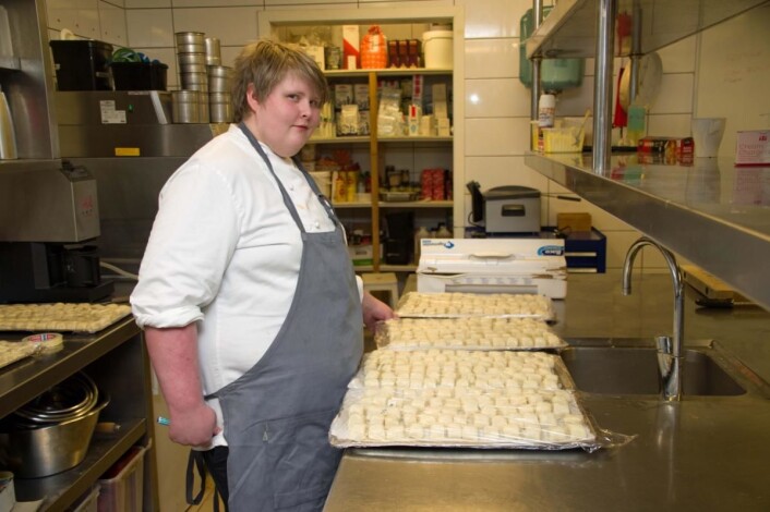 Bekkjarvik Gjestgiveri legger ned mye ressurser i rekrutteringen på hele bransjens vegne. Lars Erik Helland Tvedt er utplassert på kjøkkenet. (Foto: Georg Mathisen) Bekkjarvik Gjestgiveri legger ned mye ressurser i rekrutteringen på hele bransjens vegne. Lars Erik Helland Tvedt er utplassert på kjøkkenet. (Foto: Georg Mathisen)