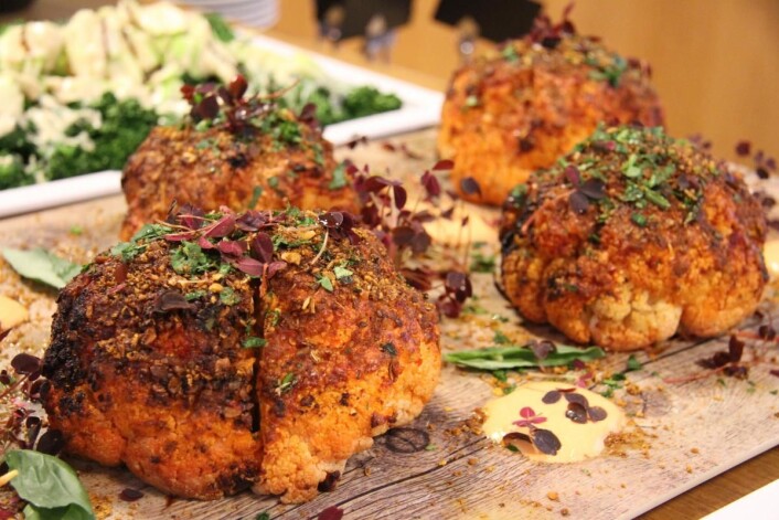 Harissabakt (tunisisk chilipasta) blomkålhode med pinjekjerner og mandler på toppen. (Foto: Morten Holt) Harissabakt (tunisisk chilipasta) blomkålhode med pinjekjerner og mandler på toppen. (Foto: Morten Holt)