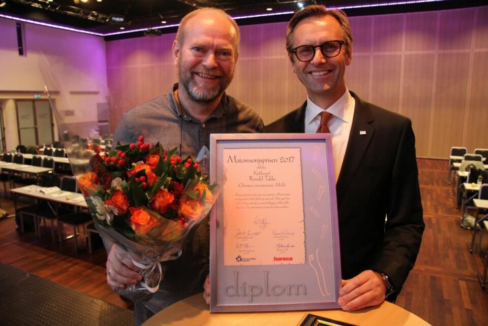 Fjorårets vinner av Matomsorgsprisen, Ronald Takke (til venstre) sammen med juryleder Ivar Villa. (Foto: Morten Holt)