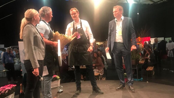 Årets drikkeleverandør 2017 er Haugen-Gruppen. Fra venstre: Heidi Ellefsen Ihlström (innkjøpssjef i NHO Reiseliv), Morten Furuberg (distriktssjef i Haugen-Gruppen), Hans Didrik Jom (Key Account Manager Beverages i Haugen-Gruppen) og Øyvind Frich (leder av innkjøpsutvalget i NHO Reiseliv Innkjøpskjeden). (Foto: NHO Reiseliv Innkjøpskjeden) Årets drikkeleverandør 2017 er Haugen-Gruppen. Fra venstre: Heidi Ellefsen Ihlström (innkjøpssjef i NHO Reiseliv), Morten Furuberg (distriktssjef i Haugen-Gruppen), Hans Didrik Jom (Key Account Manager Beverages i Haugen-Gruppen) og Øyvind Frich (leder av innkjøpsutvalget i NHO Reiseliv Innkjøpskjeden). (Foto: NHO Reiseliv Innkjøpskjeden)