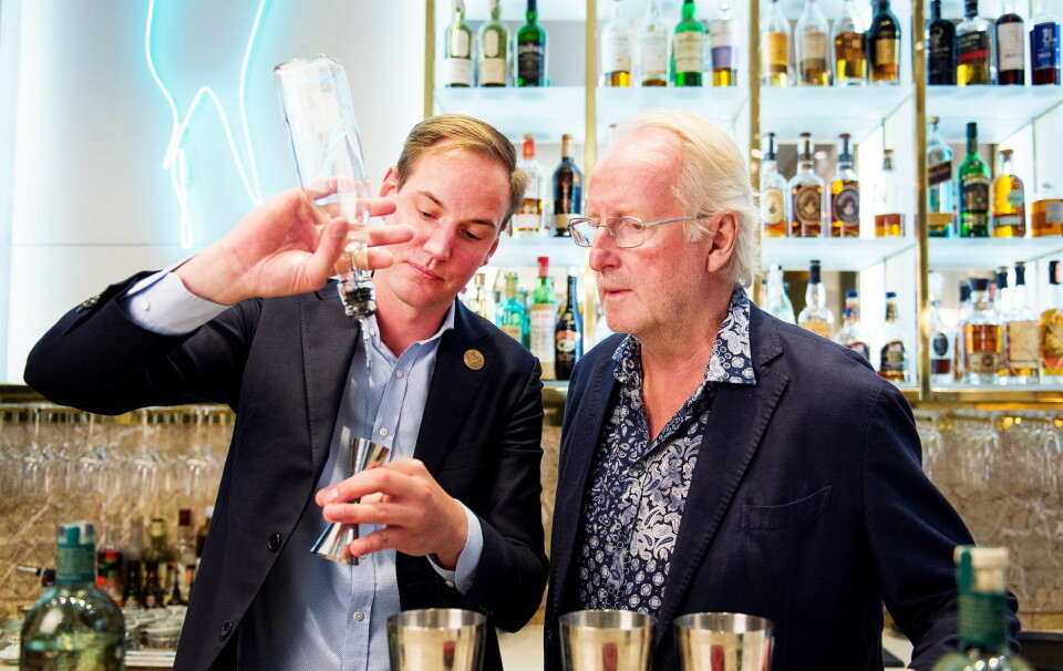 Grand Hotels barsjef Filip Åbom har utviklet fem drinker basert på akevitten Hellstrøm Sommer. (Foto: Moestue Grape Selections)