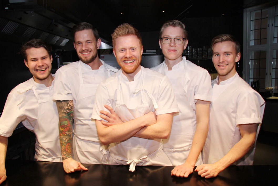 Sentrale personer på kjøkkenet i restaurant Nemesis. Fra venstre soussjef Eskil Hildonen, kokk Rasmus Rasch, kjøkkensjef Jan-Erik Hauge, dessertansvarlig Henrik Falkensten og Ola Kinserdal. Jonathan Hagen var ikke til stede da bildet ble tatt. (Foto: Morten Holt) Sentrale personer på kjøkkenet i restaurant Nemesis. Fra venstre soussjef Eskil Hildonen, kokk Rasmus Rasch, kjøkkensjef Jan-Erik Hauge, dessertansvarlig Henrik Falkensten og Ola Kinserdal. Jonathan Hagen var ikke til stede da bildet ble tatt. (Foto: Morten Holt)