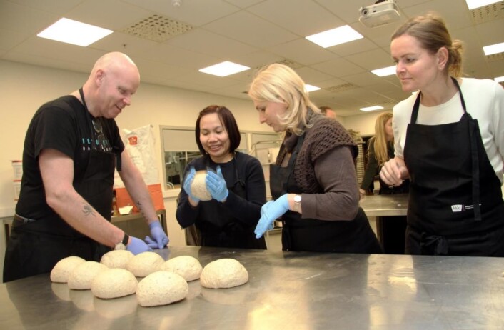Fagkonsulent hos Idun Bakeri, Jonas Rod Jensen, rettleder Jon Kåre Sliper og Kristina Bajurina. (Foto: Morten Holt) Fagkonsulent hos Idun Bakeri, Jonas Rod Jensen, rettleder Jon Kåre Sliper og Kristina Bajurina. (Foto: Morten Holt)