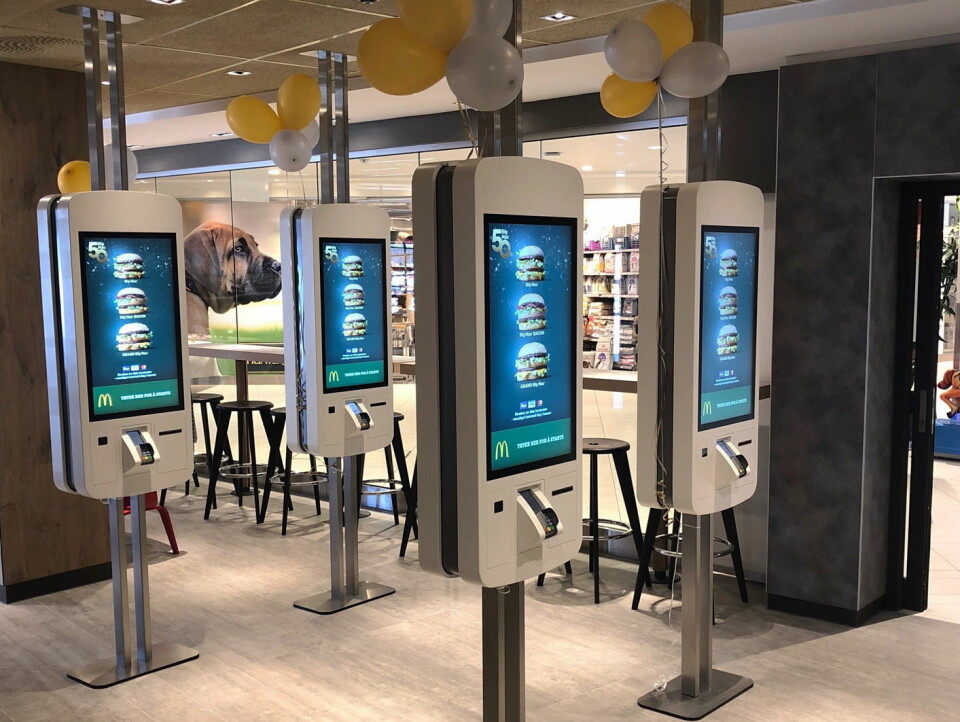 Den nyåpnede restauranten på Sørlandssenteret har moderne, digitale bestillingskiosker. (Foto: McDonald’s)