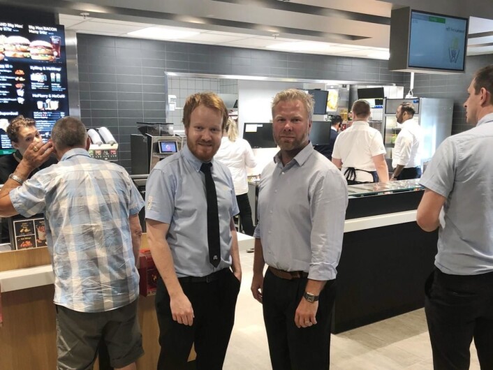 Franchisetaker Ronny Sigbjørnsen (t.h.) sammen med restaurantsjef Magnus Bjønnum. (Foto: McDonald’s) Franchisetaker Ronny Sigbjørnsen (t.h.) sammen med restaurantsjef Magnus Bjønnum. (Foto: McDonald’s)