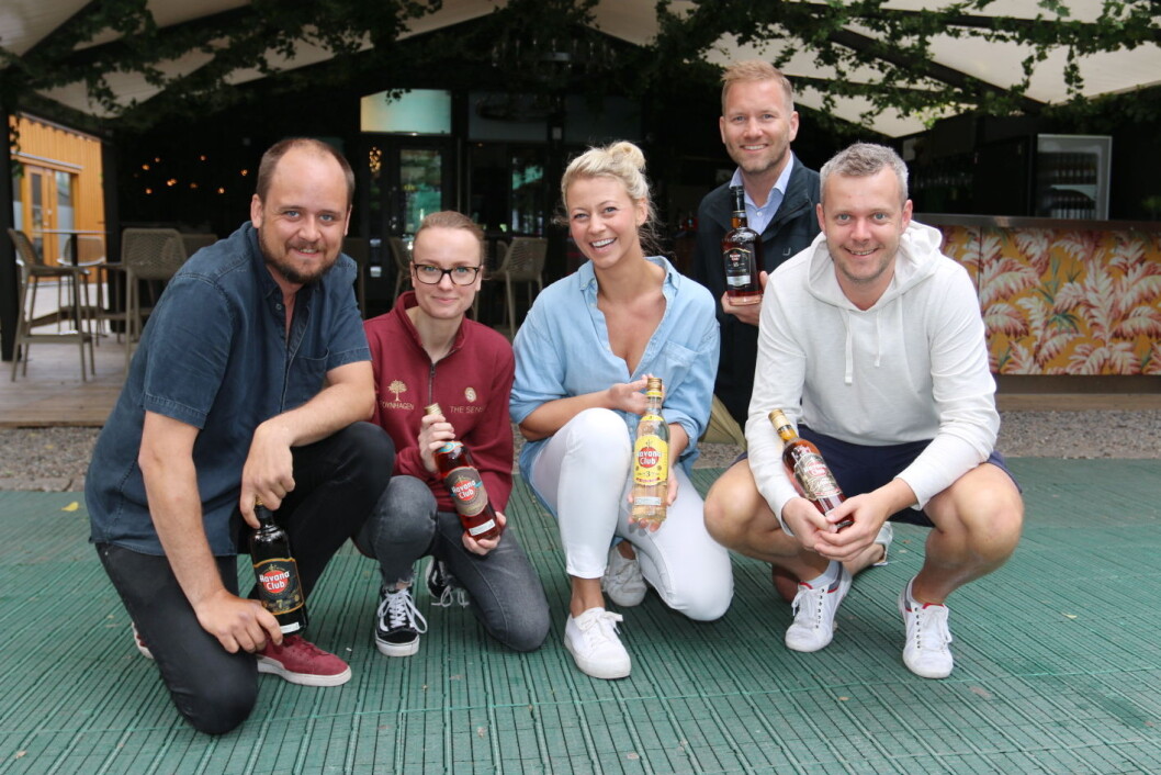 Denne gjengen ser fram til å ønske gjester velkommen til Hot Cuban Nights på bryggekanten i Tønsberg. Fra venstre Alexander Lorentzen (partner), Karoline Østevik (driftssjef, Foynhagen), dekoransvarlig Camilla Sagen (FocusPro), Fredrik Sandin (daglig leder i Foynhagen/The Sense) og grafiker Knut Abusdal. (Foto: Stian Vasvik). Denne gjengen ser fram til å ønske gjester velkommen til Hot Cuban Nights på bryggekanten i Tønsberg. Fra venstre Alexander Lorentzen (partner), Karoline Østevik (driftssjef, Foynhagen), dekoransvarlig Camilla Sagen (FocusPro), Fredrik Sandin (daglig leder i Foynhagen/The Sense) og grafiker Knut Abusdal. (Foto: Stian Vasvik).