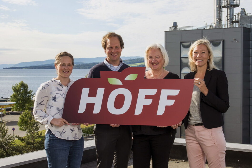 Prosjektgruppen i Hoff med den nye logoen. Fra venstre Mille Sandnes (KAM dagligvare), Kjetil Veen (kategori- og markedsdirektør), Heidi Lister Bergsbakken (markedssjef storhusholdning) og Ingeborg Flønes (administrerende direktør). Prosjektgruppen i Hoff med den nye logoen. Fra venstre Mille Sandnes (KAM dagligvare), Kjetil Veen (kategori- og markedsdirektør), Heidi Lister Bergsbakken (markedssjef storhusholdning) og Ingeborg Flønes (administrerende direktør).