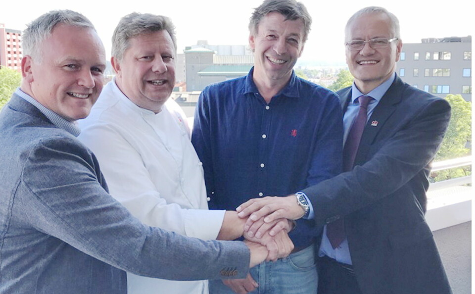 Frode Standahl (fra venstre), Erland Ødegården, Kjell Ivar Gudbrandsen og Region Direktør i AB Solutions Øst, Nils Øyvind Hillestad. (Foto: AB Solutions)