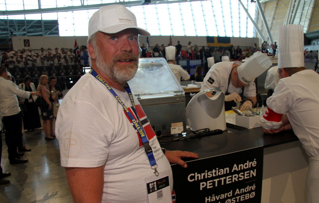 Eieren av Mondo, Thorstein Soma, følger med på sine ansatte. Bak er commis Håvard A. Josdal Østebø i aksjon. (Foto: Morten Holt) Eieren av Mondo, Thorstein Soma, følger med på sine ansatte. Bak er commis Håvard A. Josdal Østebø i aksjon. (Foto: Morten Holt)