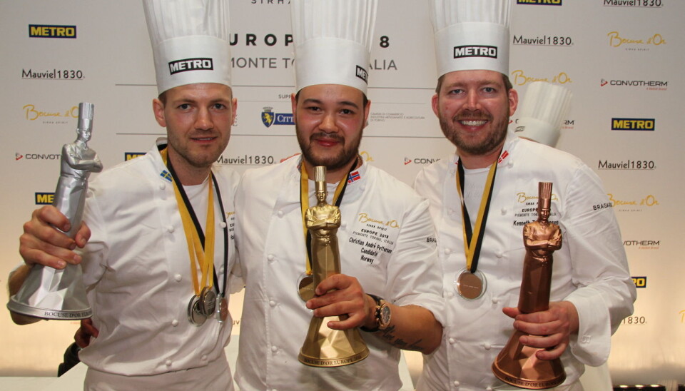 Det blir et spesielt gjensyn for Christian A. Pettersen i Årets kokk. Dette er pallen i Bocuse d'Or Europe 2018, der Pettersen vant.Fra venstre Sebastian Gibrand (Sverige, sølv), Christian A. Pettersen og Kenneth Toft-Hansen (Danmark, bronse). I 2019 vant Toft-Hansen den globale finalen foran Gibrandd og Pettersen.