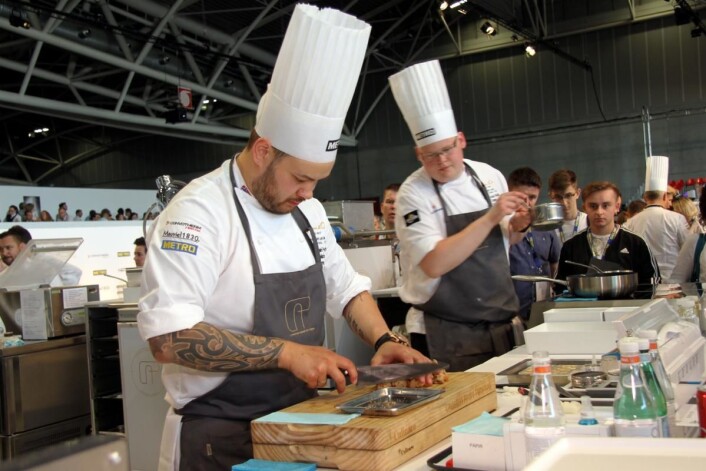 Både Christian A. Pettersen og commis Håvard A. Josdal Østebø arbeider på restaurant Mondo i Sandnes. (Foto: Morten Holt) Både Christian A. Pettersen og commis Håvard A. Josdal Østebø arbeider på restaurant Mondo i Sandnes. (Foto: Morten Holt)