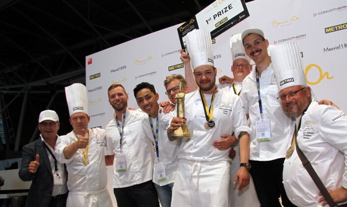 Det er mange som har vært med i det norske teamet mot Bocuse d'Or Europe 2018. Fra venstre Arne Sørvig, Gunnar Hvarnes, Simon Engen, Kim Iamram, Karl Erik Pallesen, Christian A. Pettersen, Håvard A. Josdal Østebø, Rasmus Johnsen Skoglund og Bent Stiansen. Marius Dragsten Kjelsrud har klart å gjemme seg bak Johnsen Skoglund! (Foto: Morten Holt) Det er mange som har vært med i det norske teamet mot Bocuse d'Or Europe 2018. Fra venstre Arne Sørvig, Gunnar Hvarnes, Simon Engen, Kim Iamram, Karl Erik Pallesen, Christian A. Pettersen, Håvard A. Josdal Østebø, Rasmus Johnsen Skoglund og Bent Stiansen. Marius Dragsten Kjelsrud har klart å gjemme seg bak Johnsen Skoglund! (Foto: Morten Holt)