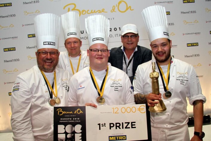 Sentrale personer bak Norges triumf i Bocuse d'Or Europe i Torino. Fra venstre president i Bocuse d'Or Norge, Bent Stiansen, coach Gunnar Hvarnes, commis Håvard A. Josdal Østebø, daglig leder for Stiftelsen Bocuse d'Or Norge, Arne Sørvig - og hovedpersonen, Christian A. Pettersen. (Foto: Morten Holt) Sentrale personer bak Norges triumf i Bocuse d'Or Europe i Torino. Fra venstre president i Bocuse d'Or Norge, Bent Stiansen, coach Gunnar Hvarnes, commis Håvard A. Josdal Østebø, daglig leder for Stiftelsen Bocuse d'Or Norge, Arne Sørvig - og hovedpersonen, Christian A. Pettersen. (Foto: Morten Holt)