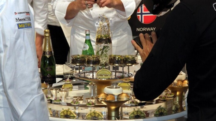 Norges fat blir båret frem. (Foto: Morten Holt) Norges fat blir båret frem. (Foto: Morten Holt)