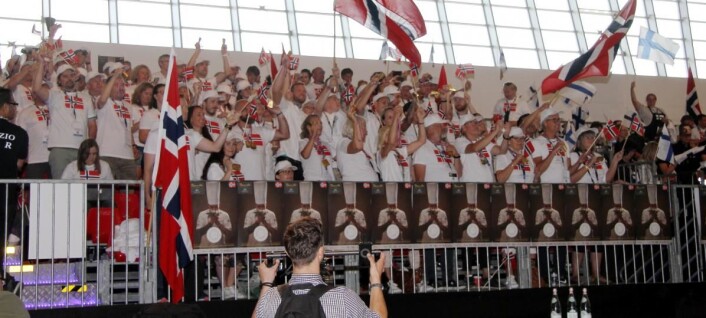 Norske fans i hallen i Torino. (Foto: Morten Holt) Norske fans i hallen i Torino. (Foto: Morten Holt)