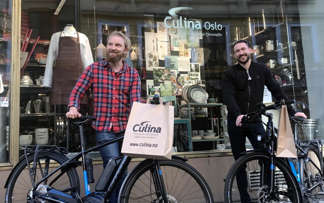 Rolf Harald Sund og Glenn Røed med de to elsyklene Culina Oslo disponerer til og fra kundebesøk i Oslo sentrum (når de sykler bruker de selvsagt hjelm, red. anm). (Foto: Culina)