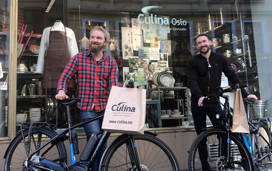 Rolf Harald Sund og Glenn Røed med de to elsyklene Culina Oslo disponerer til og fra kundebesøk i Oslo sentrum (når de sykler bruker de selvsagt hjelm, red. anm). (Foto: Culina) Rolf Harald Sund og Glenn Røed med de to elsyklene Culina Oslo disponerer til og fra kundebesøk i Oslo sentrum (når de sykler bruker de selvsagt hjelm, red. anm). (Foto: Culina)