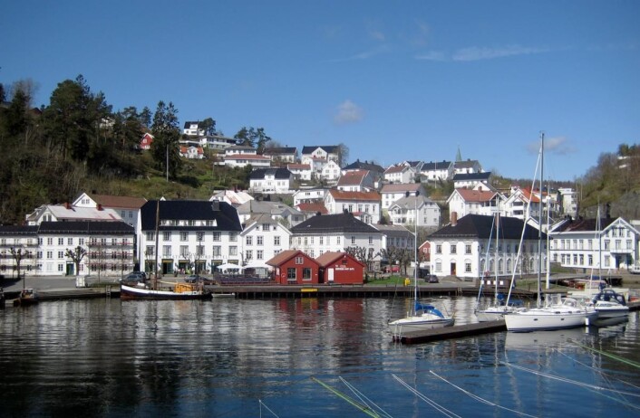 Hotellet ligger på brygga (midt i bildet) i Tvedestrand. (Foto: Morten Holt) Hotellet ligger på brygga (midt i bildet) i Tvedestrand. (Foto: Morten Holt)