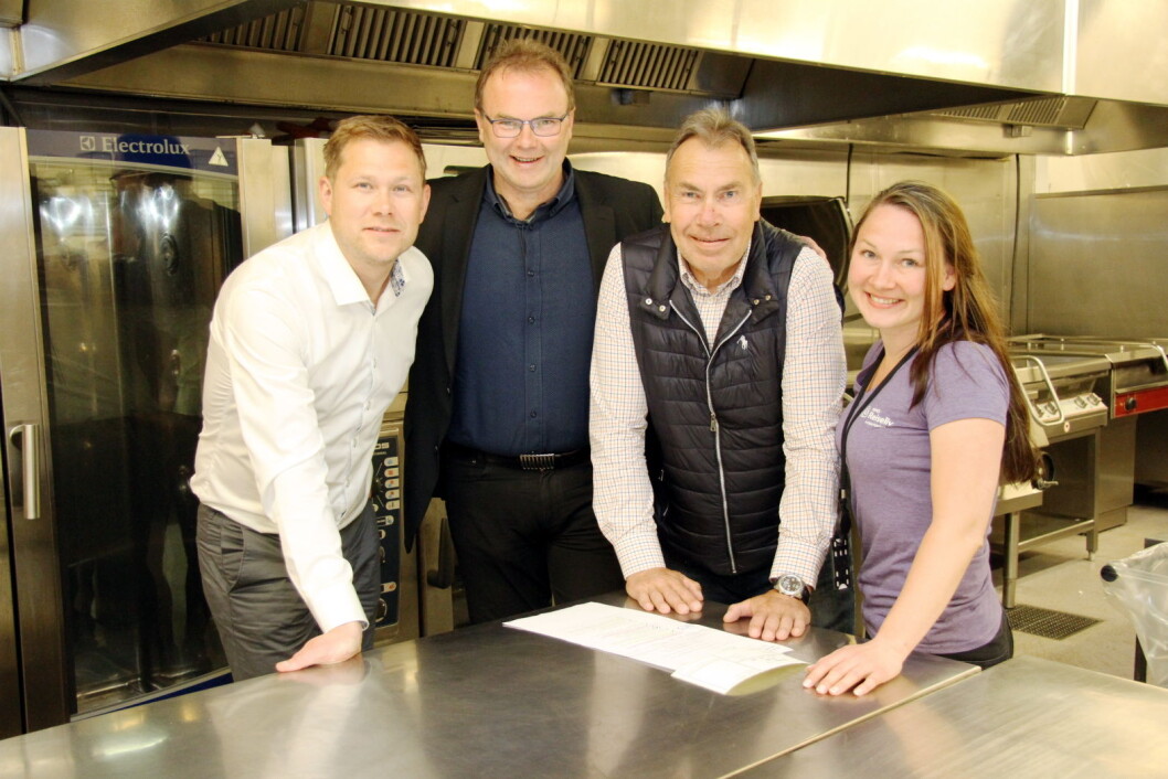 Fra venstre Espen Gryt (eier Elvebredden Catering), Jan-Erik Pavels Smith (Greenway-Norge), Jim Marthinsen (Norengros) og Alexandra Buan (kategorisjef i NHO Reiseliv Innkjøpskjeden). (Foto: Morten Holt) Fra venstre Espen Gryt (eier Elvebredden Catering), Jan-Erik Pavels Smith (Greenway-Norge), Jim Marthinsen (Norengros) og Alexandra Buan (kategorisjef i NHO Reiseliv Innkjøpskjeden). (Foto: Morten Holt)