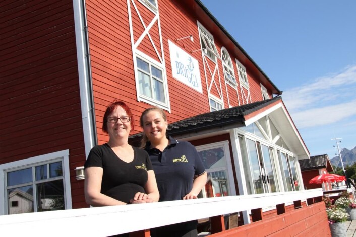 – Vi har et meget godt arbeidsmiljø på Herøy Brygge, og en fantastisk «likandes» og inkluderende sjef, sier Trine Valberg, som i 2018 er i sin åttende sesong på stedet. Her sammen med Vilde Paulsen. (Foto: Morten Holt) – Vi har et meget godt arbeidsmiljø på Herøy Brygge, og en fantastisk «likandes» og inkluderende sjef, sier Trine Valberg, som i 2018 er i sin åttende sesong på stedet. Her sammen med Vilde Paulsen. (Foto: Morten Holt)