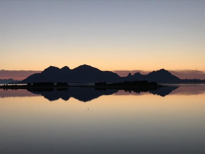 Midnattsol i Nordland. (Foto: Morten Holt) Midnattsol i Nordland. (Foto: Morten Holt)