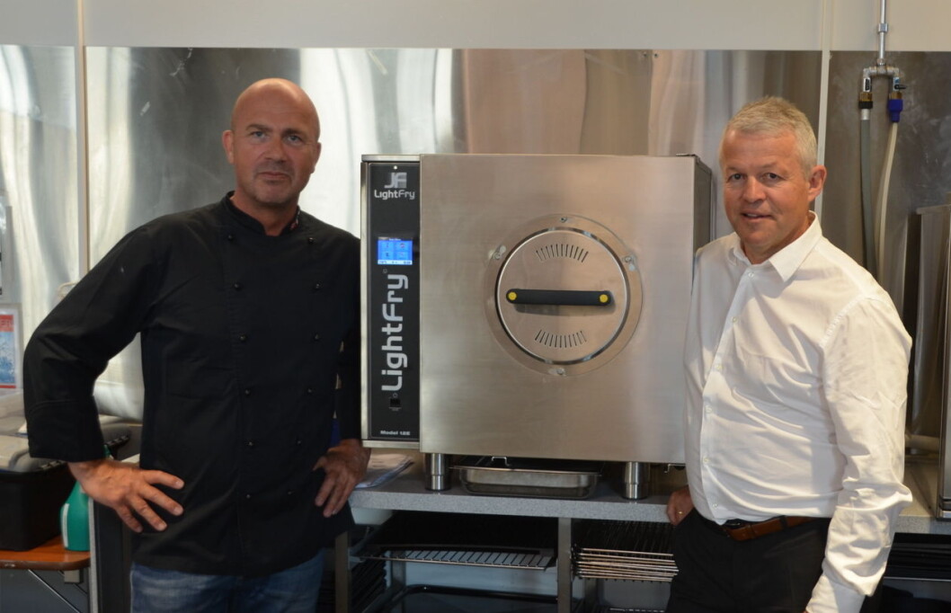 Jan Eriksen og Elling Ånneland fra Ipinium Norge AS med Lightfry. (Foto: Ipinium Norge AS) Jan Eriksen og Elling Ånneland fra Ipinium Norge AS med Lightfry. (Foto: Ipinium Norge AS)