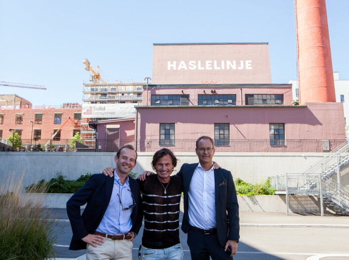 Petter Stordalen sammen med Andreas Jul Røsjø (konserndirektør Eiendom i AF) og Eirik Thrygg, (administrerende direktør i Höegh Eieindom) foran HasleLinje. (Foto: Yvonne Sollihagen) Petter Stordalen sammen med Andreas Jul Røsjø (konserndirektør Eiendom i AF) og Eirik Thrygg, (administrerende direktør i Höegh Eieindom) foran HasleLinje. (Foto: Yvonne Sollihagen)