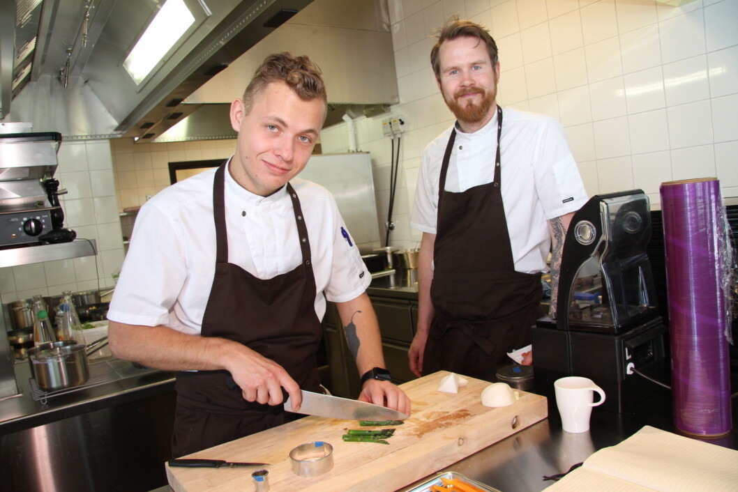 Kjøkkensjef Eirik Mehus og soussjef Jonathan Kolbu (til venstre). (Foto: Morten Holt) Kjøkkensjef Eirik Mehus og soussjef Jonathan Kolbu (til venstre). (Foto: Morten Holt)