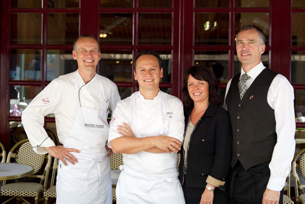 De har eiet og drevet Brasserie France helt siden starten i 2001: Fra venstre Knut Brottveit, Pål Suarez, Ingun Suarez og Knut Wesenberg. (Foto: Audun Agre) De har eiet og drevet Brasserie France helt siden starten i 2001: Fra venstre Knut Brottveit, Pål Suarez, Ingun Suarez og Knut Wesenberg. (Foto: Audun Agre)
