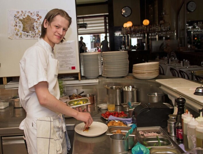 Brasseriet har kjøkken i tre av de fire etasjene. Philip Berg-Pettersen arbeider med dagens lunsj. (Foto: Georg Mathisen) Brasseriet har kjøkken i tre av de fire etasjene. Philip Berg-Pettersen arbeider med dagens lunsj. (Foto: Georg Mathisen)
