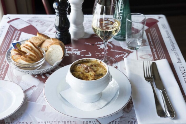Noen av rettene kan ikke fjernes fra menyen. Soupe à l’oignon skal alltid smake slik som gjestene er vant til og forventer. (Foto: Junka Akita) Noen av rettene kan ikke fjernes fra menyen. Soupe à l’oignon skal alltid smake slik som gjestene er vant til og forventer. (Foto: Junka Akita)