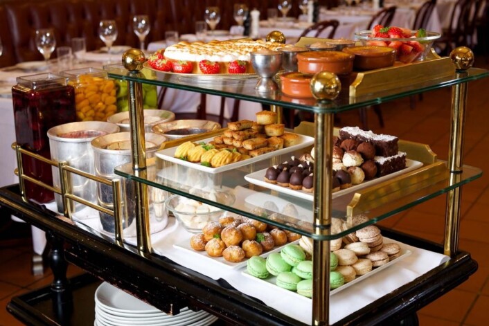 Dessertvognen på Brasserie France er legendarisk. Gjestene bestiller «dessert» eller «ost», som de velger selv fra vogn. (Foto: Audun Agre) Dessertvognen på Brasserie France er legendarisk. Gjestene bestiller «dessert» eller «ost», som de velger selv fra vogn. (Foto: Audun Agre)