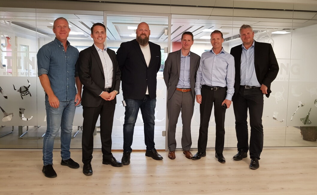 Fra venstre Alexander Nordvik (Regionsjef Uteliv Øst, Hansa), Lasse Olberg (CFO, Gulating), Tom Anders Solberg (COO, Gulating), Lasse Eliassen (Salgsdirektør Uteliv, Hansa), Lars Giil (Adm. Dir, Hansa), Rolf Ivar Skår (CEO, Gulating). (Foto: Jane Elin Brattland) Fra venstre Alexander Nordvik (Regionsjef Uteliv Øst, Hansa), Lasse Olberg (CFO, Gulating), Tom Anders Solberg (COO, Gulating), Lasse Eliassen (Salgsdirektør Uteliv, Hansa), Lars Giil (Adm. Dir, Hansa), Rolf Ivar Skår (CEO, Gulating). (Foto: Jane Elin Brattland)
