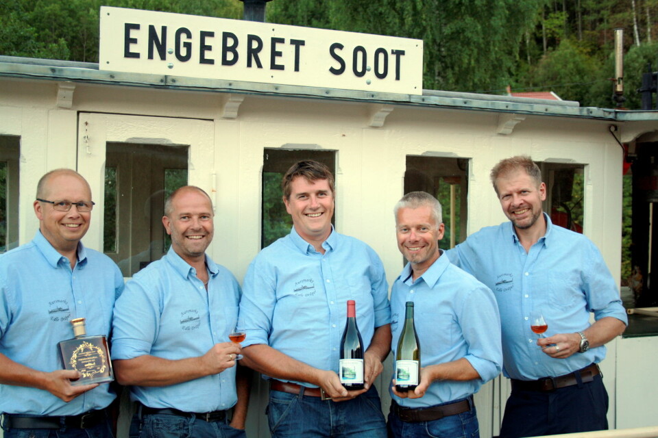 Noen av medlemmene med de nye produktene fra dampbåten Engebret Soot(fra venstre): Thomas Furulund, Morten Jaavall, Tor Anders Høgaas, Espen Jaavall og Nils Ivar Krog Enger. (Foto: Aursmark Edle Dråper)