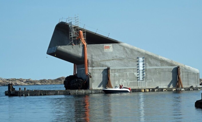 Torsdag kveld lå Under på topp av en flytende lekter. (Foto: Georg Mathisen)<br /> Torsdag kveld lå Under på topp av en flytende lekter. (Foto: Georg Mathisen)<br />