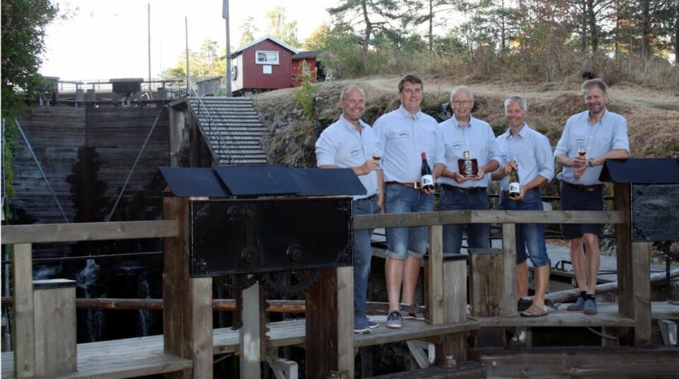 Noen av medlemmene med de nye produktene ved Ørje sluser. Fra venstre Morten Jaavall, Tor Anders Høgaas, Thomas Furulund, Espen Jaavall og Nils Ivar Krog Enger. (Foto: Aursmark Edle Dråper)