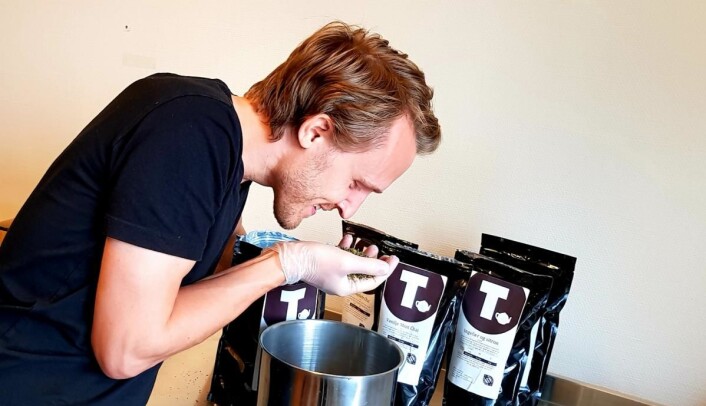 Gründer og daglig leder av Norges Tehus, Kjetil Frøitland Eide, lukter seg frem til de rette råvarene. (Foto: Norges Tehus) Gründer og daglig leder av Norges Tehus, Kjetil Frøitland Eide, lukter seg frem til de rette råvarene. (Foto: Norges Tehus)