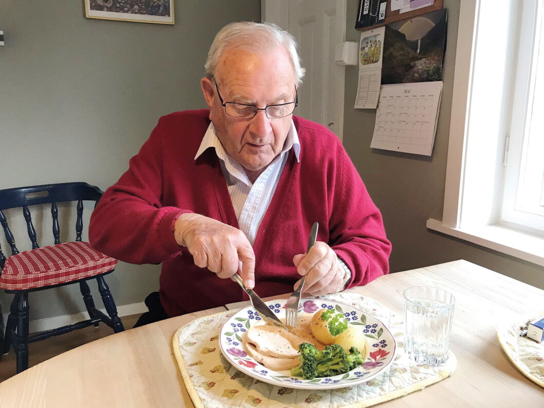 Hvis ikke eldre får tilpasset og næringsrik mat, kan det føre til underernæring og alvorlig sykdom. (Foto: Tine) Hvis ikke eldre får tilpasset og næringsrik mat, kan det føre til underernæring og alvorlig sykdom. (Foto: Tine)