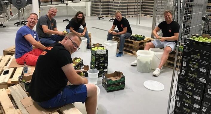 De ansatte i gang med skrelling av fem kilo limeskall. (Foto: Nøgne Ø) De ansatte i gang med skrelling av fem kilo limeskall. (Foto: Nøgne Ø)