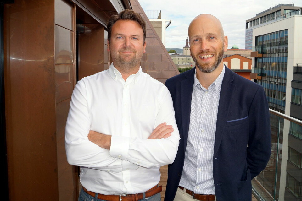Gustav Eddy Larsen (til venstre) er nyansatt hos First Hotels. Her sammen med Marius Zachariasen. (Foto: First Hotels)