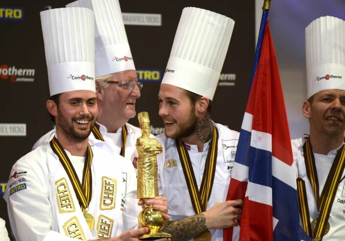 Jubel for Ørjan Johannessen, Eyvind Hellstrøm, Jimmy Øien (midten) og Odd Ivar Solvold, etter at gullet ble sikret i Bocuse d'Or i Lyon i 2015. (Foto: Impuls)