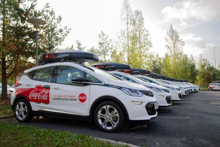 Coca-Cola i Norge skifter ut 100 fossile firmabiler med elbilen Opel Ampera-e. (Foto: Coca-Cola Norge) Coca-Cola i Norge skifter ut 100 fossile firmabiler med elbilen Opel Ampera-e. (Foto: Coca-Cola Norge)
