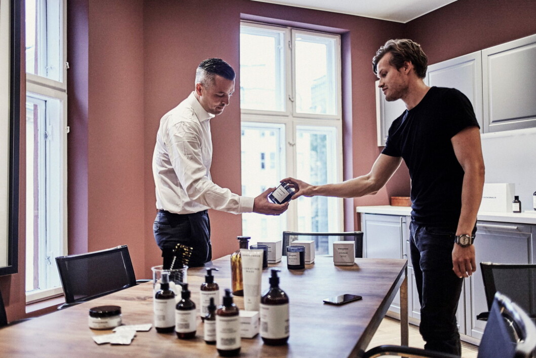 Hotelldirektør for Amerikalinjen, Wilhelm Hartwig (til venstre) og Alexander Eggum, mannen bak Sprekenhus har bestemt utvalget. (Foto: Magne Risnes) Hotelldirektør for Amerikalinjen, Wilhelm Hartwig (til venstre) og Alexander Eggum, mannen bak Sprekenhus har bestemt utvalget. (Foto: Magne Risnes)