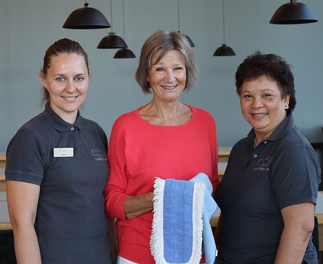 Liene Caune (fra venstre), Nina Fuglesang og Ninning Johansen er storfornøyd med at Compass Group nå har svanemerket hele renholdstjenesten på Østlandet. (Foto: Compass Group) Liene Caune (fra venstre), Nina Fuglesang og Ninning Johansen er storfornøyd med at Compass Group nå har svanemerket hele renholdstjenesten på Østlandet. (Foto: Compass Group)